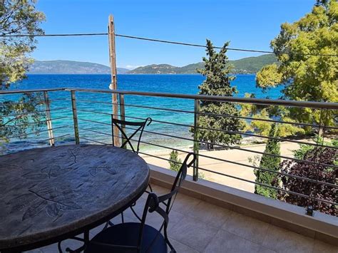 Chloe beachfront apartment Karavomylos 